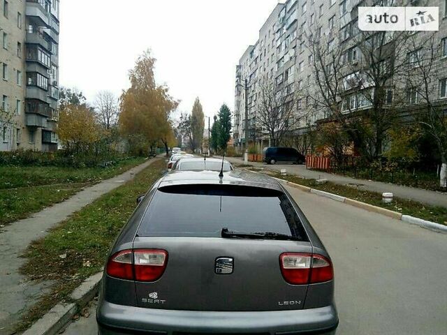 Серый Сеат Леон, объемом двигателя 1.6 л и пробегом 350 тыс. км за 2350 $, фото 1 на Automoto.ua