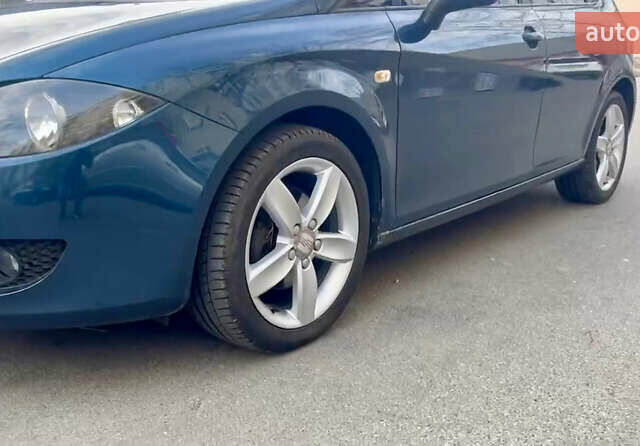 Синій Сеат Leon, об'ємом двигуна 2 л та пробігом 210 тис. км за 5500 $, фото 1 на Automoto.ua