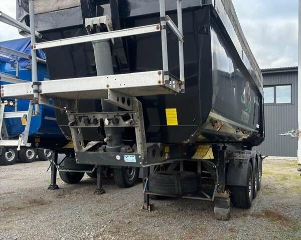 Черный Шмитз СКИ, объемом двигателя 0 л и пробегом 100 тыс. км за 13600 $, фото 1 на Automoto.ua