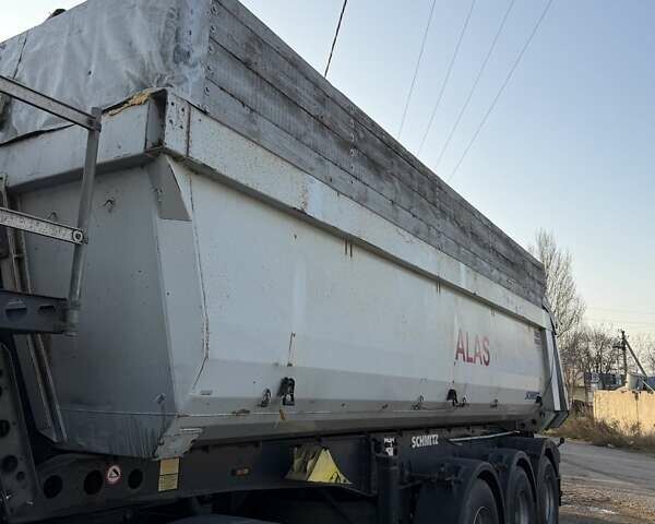 Серый Шмитз СКИ, объемом двигателя 0 л и пробегом 100 тыс. км за 14300 $, фото 1 на Automoto.ua