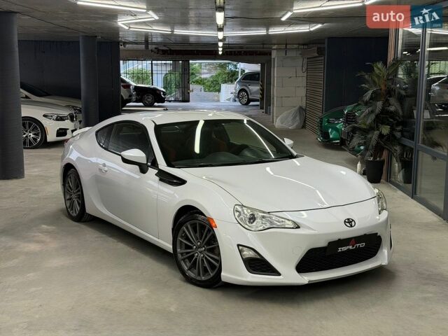Белый Сцион FR-S, объемом двигателя 2 л и пробегом 147 тыс. км за 10900 $, фото 1 на Automoto.ua