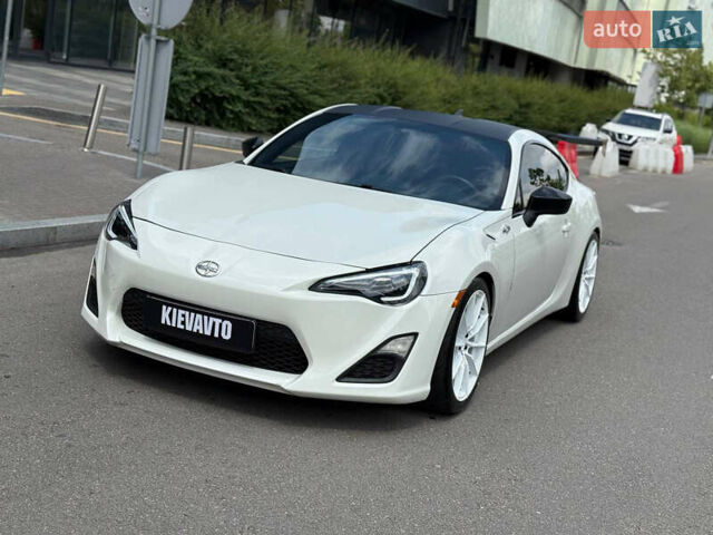 Белый Сцион FR-S, объемом двигателя 2 л и пробегом 112 тыс. км за 13500 $, фото 1 на Automoto.ua
