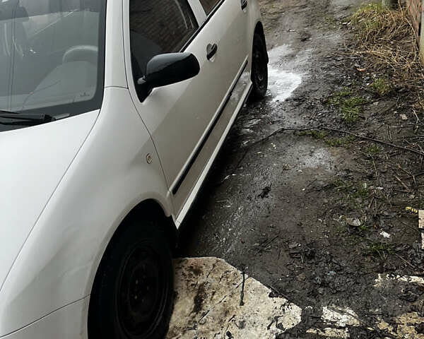 Білий Шкода Фабія, об'ємом двигуна 1.2 л та пробігом 230 тис. км за 3700 $, фото 1 на Automoto.ua