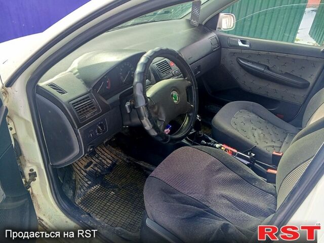 Белый Шкода Фабия, объемом двигателя 1.4 л и пробегом 300 тыс. км за 2200 $, фото 1 на Automoto.ua