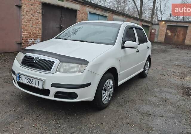 Белый Шкода Фабия, объемом двигателя 1.2 л и пробегом 253 тыс. км за 3900 $, фото 1 на Automoto.ua