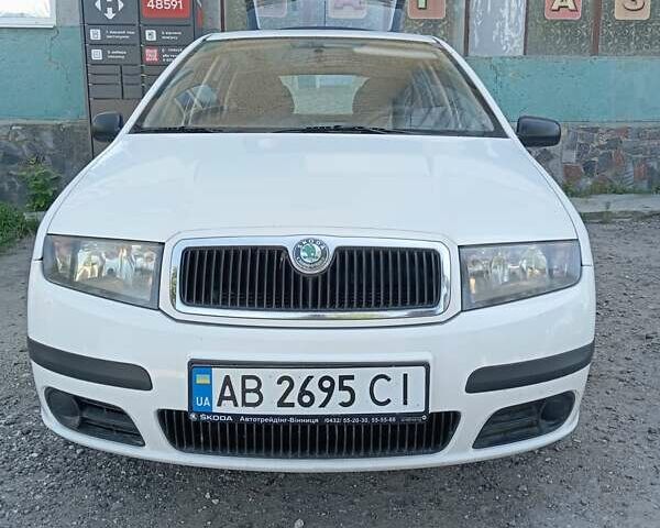 Белый Шкода Фабия, объемом двигателя 1.2 л и пробегом 159 тыс. км за 3200 $, фото 1 на Automoto.ua