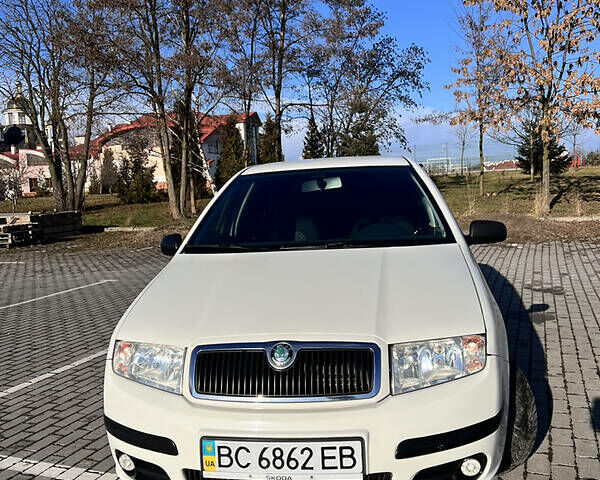 Белый Шкода Фабия, объемом двигателя 1.2 л и пробегом 132 тыс. км за 3500 $, фото 1 на Automoto.ua