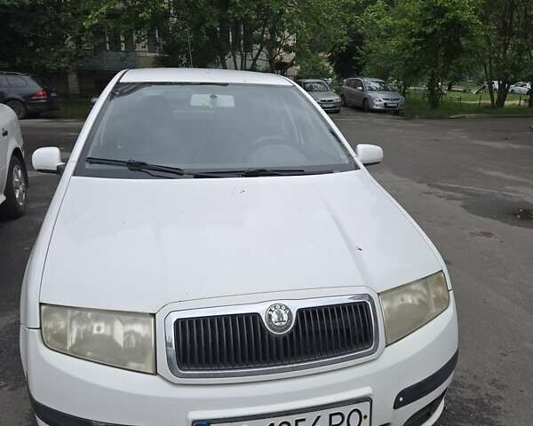 Белый Шкода Фабия, объемом двигателя 1.2 л и пробегом 207 тыс. км за 3950 $, фото 1 на Automoto.ua