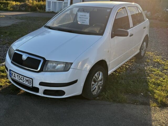 Белый Шкода Фабия, объемом двигателя 1.2 л и пробегом 225 тыс. км за 2350 $, фото 1 на Automoto.ua