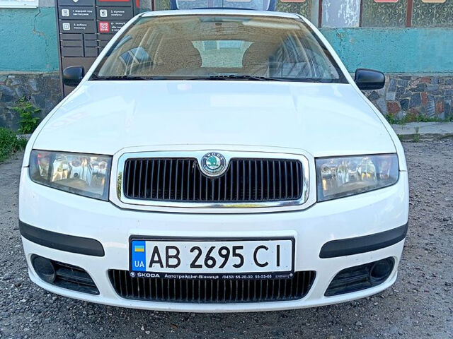 Белый Шкода Фабия, объемом двигателя 1.2 л и пробегом 159 тыс. км за 3900 $, фото 1 на Automoto.ua