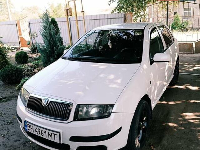 Белый Шкода Фабия, объемом двигателя 1.2 л и пробегом 275 тыс. км за 3700 $, фото 1 на Automoto.ua