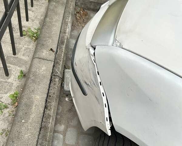 Белый Шкода Фабия, объемом двигателя 1.2 л и пробегом 185 тыс. км за 2500 $, фото 1 на Automoto.ua