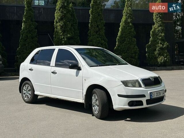 Белый Шкода Фабия, объемом двигателя 1.2 л и пробегом 272 тыс. км за 2700 $, фото 1 на Automoto.ua