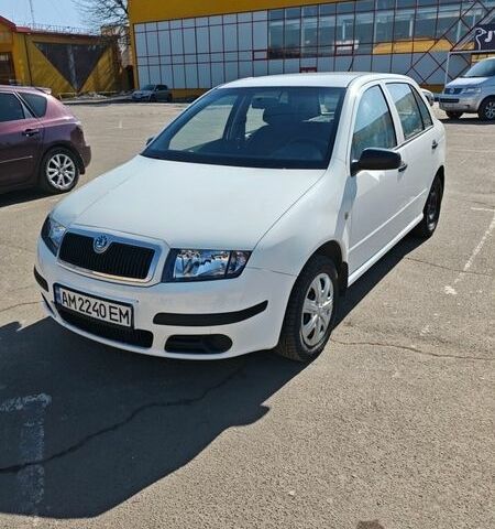 Белый Шкода Фабия, объемом двигателя 1.2 л и пробегом 445 тыс. км за 3200 $, фото 1 на Automoto.ua