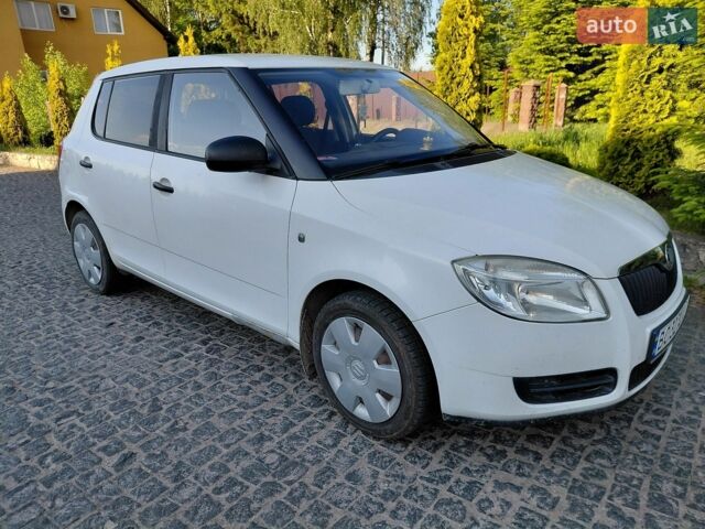 Белый Шкода Фабия, объемом двигателя 1.2 л и пробегом 285 тыс. км за 3499 $, фото 1 на Automoto.ua