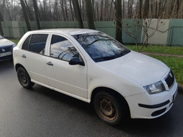 Белый Шкода Фабия, объемом двигателя 1.2 л и пробегом 212 тыс. км за 2500 $, фото 1 на Automoto.ua