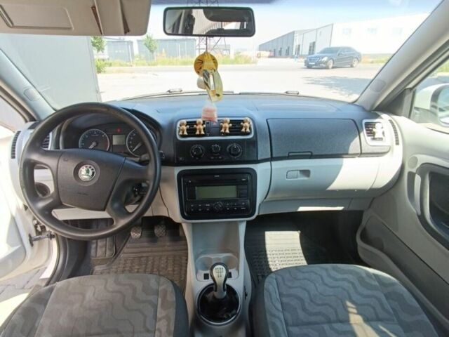 Белый Шкода Фабия, объемом двигателя 1.39 л и пробегом 188 тыс. км за 4300 $, фото 1 на Automoto.ua