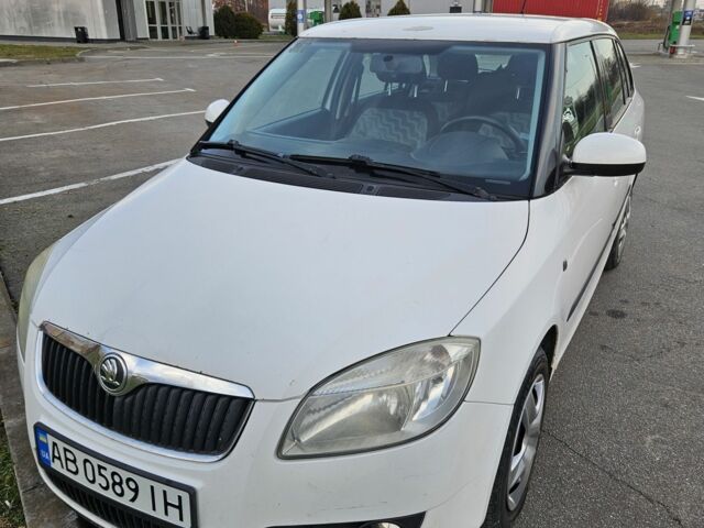 Белый Шкода Фабия, объемом двигателя 1.4 л и пробегом 213 тыс. км за 4425 $, фото 1 на Automoto.ua
