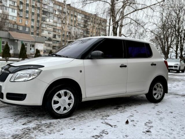Белый Шкода Фабия, объемом двигателя 1.2 л и пробегом 140 тыс. км за 4500 $, фото 1 на Automoto.ua