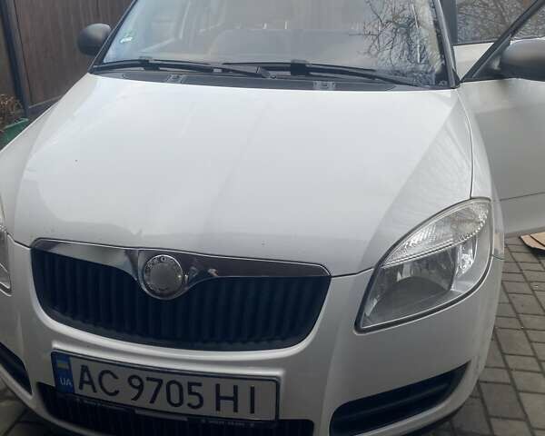 Белый Шкода Фабия, объемом двигателя 1.2 л и пробегом 114 тыс. км за 4500 $, фото 1 на Automoto.ua