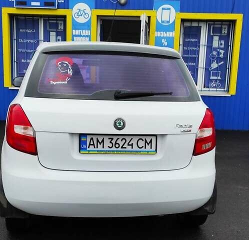 Белый Шкода Фабия, объемом двигателя 1.2 л и пробегом 232 тыс. км за 4000 $, фото 1 на Automoto.ua