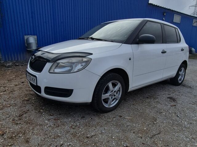 Білий Шкода Фабія, об'ємом двигуна 1.4 л та пробігом 220 тис. км за 3800 $, фото 1 на Automoto.ua