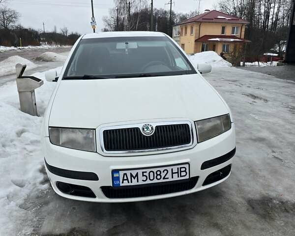 Белый Шкода Фабия, объемом двигателя 1.39 л и пробегом 206 тыс. км за 3200 $, фото 1 на Automoto.ua