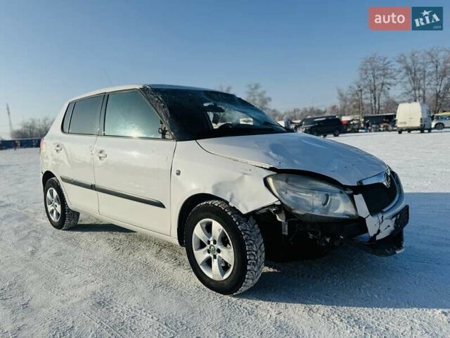 Білий Шкода Фабія, об'ємом двигуна 1.6 л та пробігом 158 тис. км за 2850 $, фото 1 на Automoto.ua