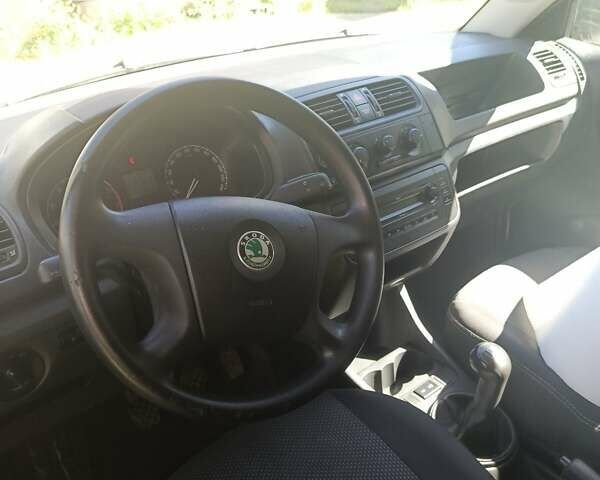 Белый Шкода Фабия, объемом двигателя 1.2 л и пробегом 225 тыс. км за 4000 $, фото 1 на Automoto.ua