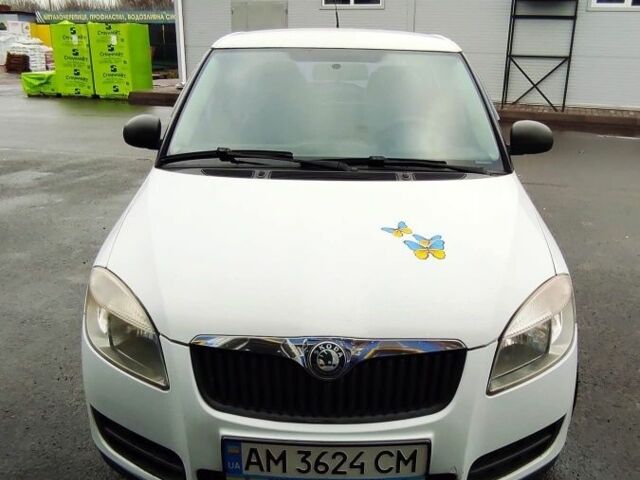Белый Шкода Фабия, объемом двигателя 1.2 л и пробегом 233 тыс. км за 3500 $, фото 1 на Automoto.ua