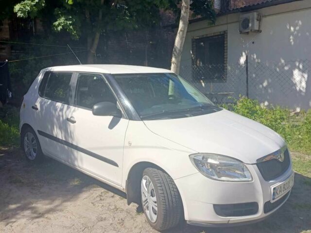 Белый Шкода Фабия, объемом двигателя 1.2 л и пробегом 225 тыс. км за 4000 $, фото 1 на Automoto.ua