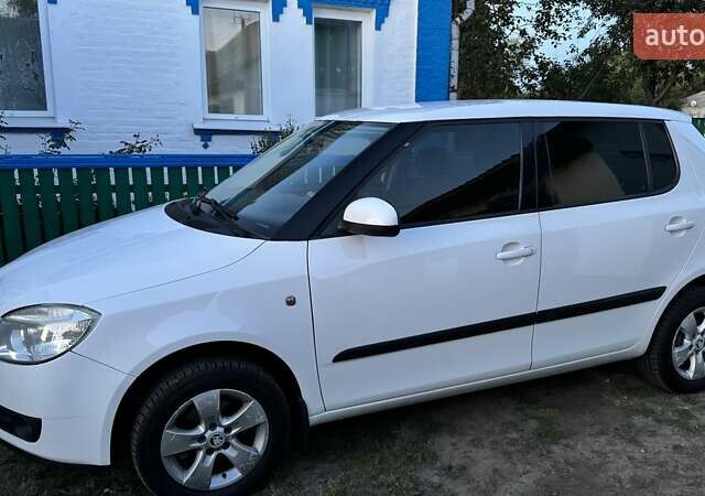 Белый Шкода Фабия, объемом двигателя 1.39 л и пробегом 235 тыс. км за 5800 $, фото 1 на Automoto.ua