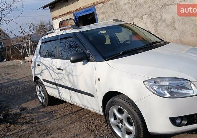 Белый Шкода Фабия, объемом двигателя 1.2 л и пробегом 184 тыс. км за 4500 $, фото 1 на Automoto.ua