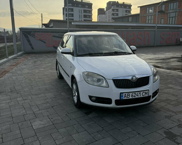 Белый Шкода Фабия, объемом двигателя 1.6 л и пробегом 244 тыс. км за 5400 $, фото 1 на Automoto.ua