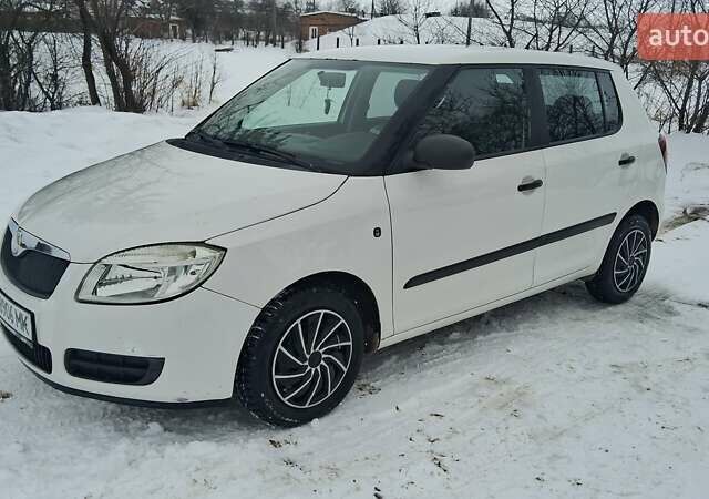 Белый Шкода Фабия, объемом двигателя 1.2 л и пробегом 228 тыс. км за 3750 $, фото 1 на Automoto.ua