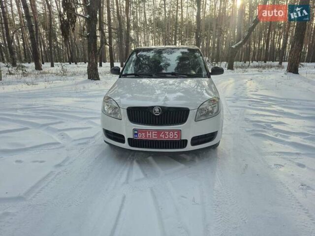 Белый Шкода Фабия, объемом двигателя 1.4 л и пробегом 201 тыс. км за 5500 $, фото 1 на Automoto.ua