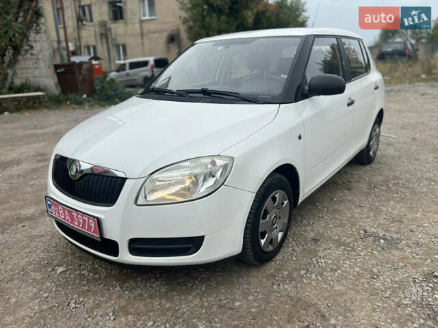 Білий Шкода Фабія, об'ємом двигуна 1.2 л та пробігом 176 тис. км за 4400 $, фото 1 на Automoto.ua