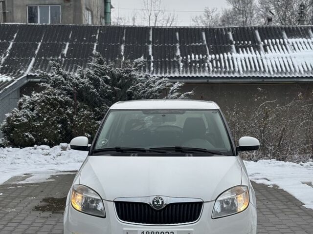 Белый Шкода Фабия, объемом двигателя 1.4 л и пробегом 270 тыс. км за 4200 $, фото 1 на Automoto.ua