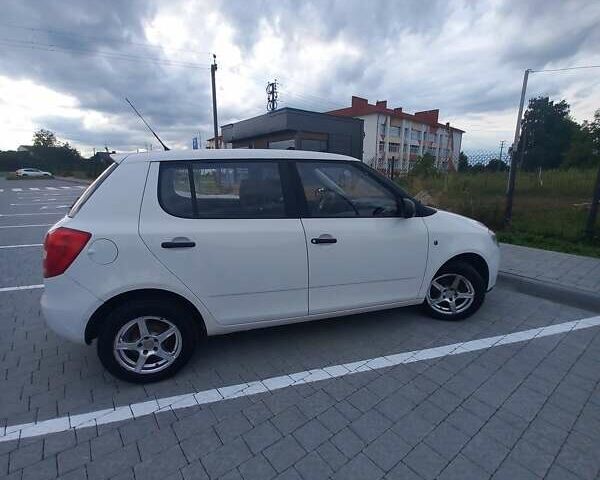 Белый Шкода Фабия, объемом двигателя 1.2 л и пробегом 185 тыс. км за 4700 $, фото 1 на Automoto.ua