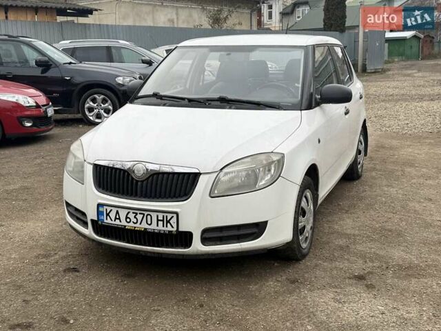 Белый Шкода Фабия, объемом двигателя 1.2 л и пробегом 240 тыс. км за 2999 $, фото 1 на Automoto.ua