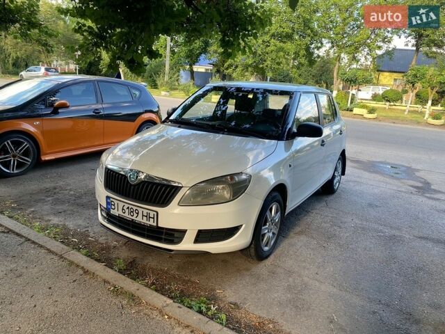 Белый Шкода Фабия, объемом двигателя 1.2 л и пробегом 221 тыс. км за 3500 $, фото 1 на Automoto.ua