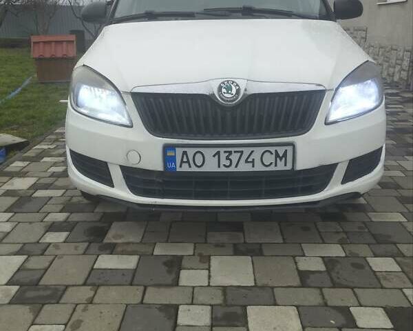 Белый Шкода Фабия, объемом двигателя 1.2 л и пробегом 247 тыс. км за 3950 $, фото 1 на Automoto.ua