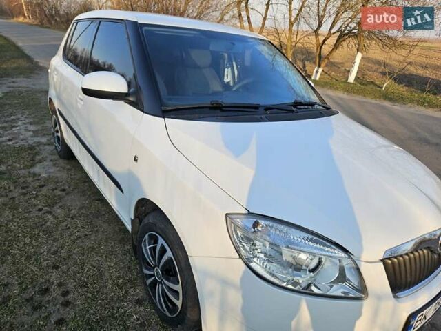 Белый Шкода Фабия, объемом двигателя 1.6 л и пробегом 198 тыс. км за 5200 $, фото 1 на Automoto.ua