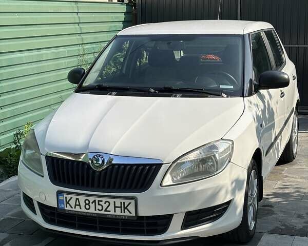 Белый Шкода Фабия, объемом двигателя 1.6 л и пробегом 237 тыс. км за 4599 $, фото 1 на Automoto.ua