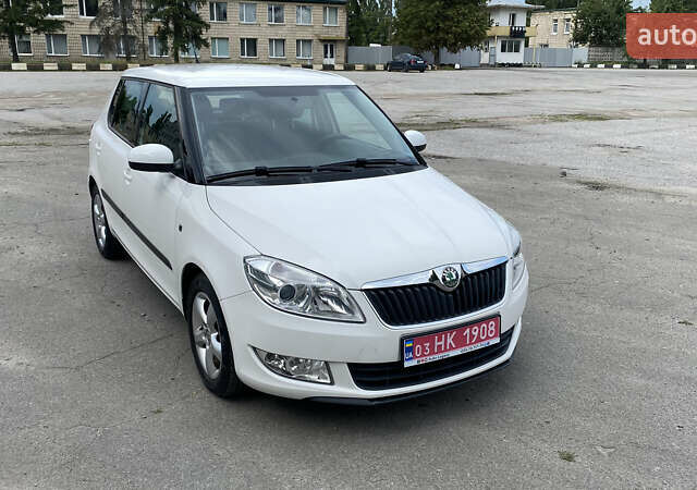 Белый Шкода Фабия, объемом двигателя 1.2 л и пробегом 209 тыс. км за 6500 $, фото 1 на Automoto.ua