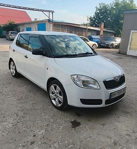 Білий Шкода Фабія, об'ємом двигуна 1.39 л та пробігом 300 тис. км за 4200 $, фото 1 на Automoto.ua