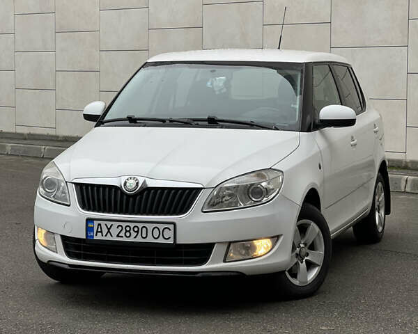 Белый Шкода Фабия, объемом двигателя 1.39 л и пробегом 230 тыс. км за 4700 $, фото 1 на Automoto.ua