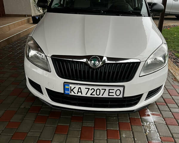 Белый Шкода Фабия, объемом двигателя 1.39 л и пробегом 141 тыс. км за 5400 $, фото 1 на Automoto.ua