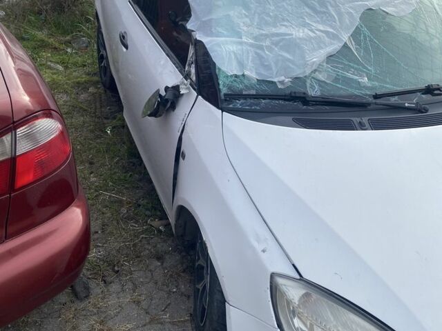 Белый Шкода Фабия, объемом двигателя 1.2 л и пробегом 150 тыс. км за 1300 $, фото 1 на Automoto.ua