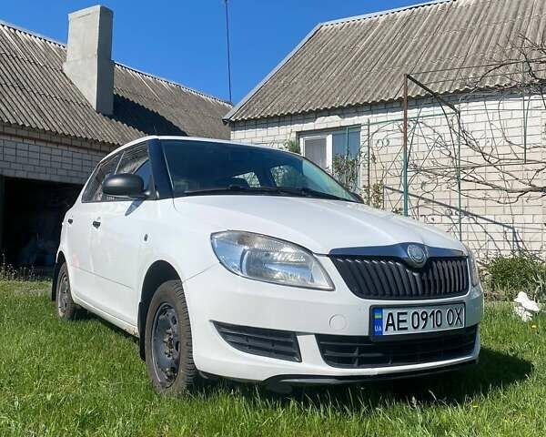 Белый Шкода Фабия, объемом двигателя 1.2 л и пробегом 125 тыс. км за 4400 $, фото 1 на Automoto.ua